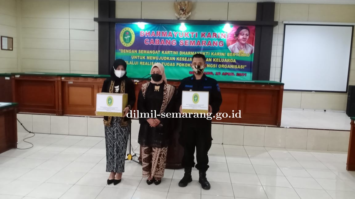 Kegiatan Sosial Pemberian Bingkisan kepada Pegawai Honorer dan Melestarikan Budaya DYK Pengadilan Militer II-10 Semarang