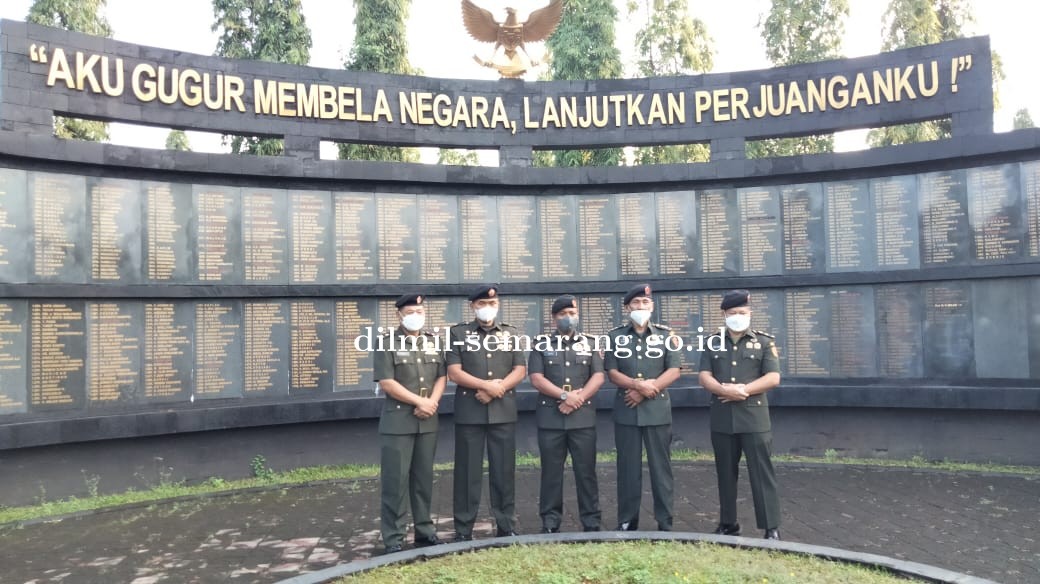 Tabur bunga di TMP Giri Tunggal Semarang dalam rangka HUT ke-70 CHK